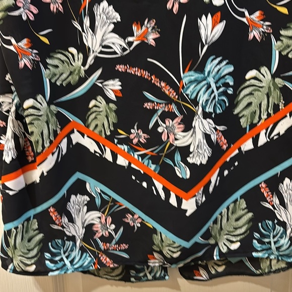 PEACOCKS BRAND BLACK WITH BRIGHT COLOR FLORAL DESIGN SHORT SLEEVE OPEN BACK - Picture 4 of 8